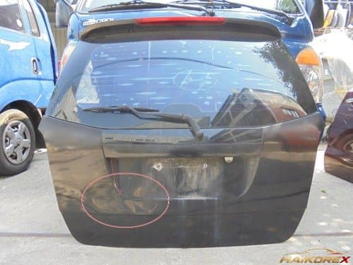 Задняя дверь (люк) Rexton 2 со спойлером 06-08, под узкий номерной знак, класс C, с вмятинами и сколами