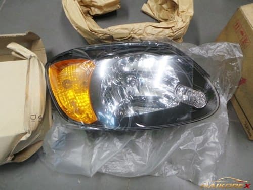 Передняя фара (галоген) правая с чёрным ободком для Hyundai Accent (Verna)