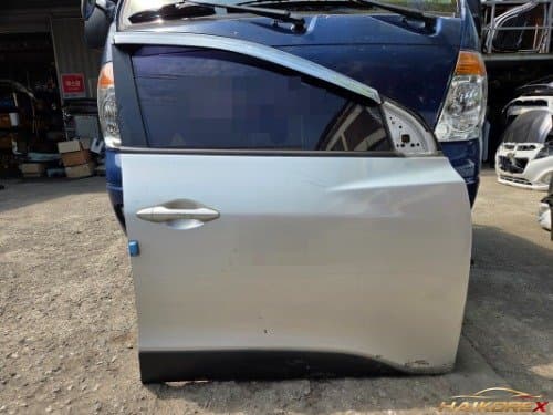Передняя дверь Hyundai Tucson IX со стороны пассажира (с нижним молдингом)