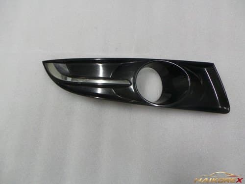 Накладка противотуманной фары переднего бампера правая Renault SM7 (L47) 261528479R
