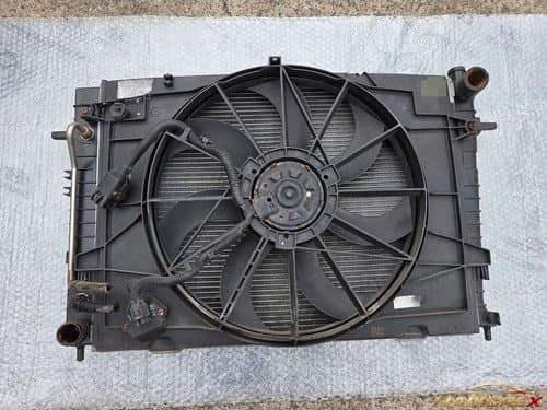 Радиатор Tucson 253102E700 + конденсатор 253801F250 (3 контакта) класс B (повреждено крепление)