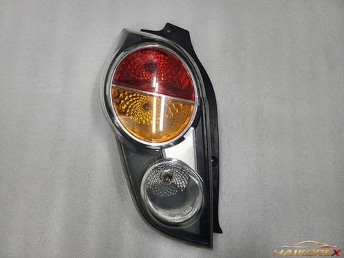 Задний фонарь в сборе Chevrolet Spark (2010-2012) со стороны водителя, артикул 42577161, класс B (внутренняя трещина)