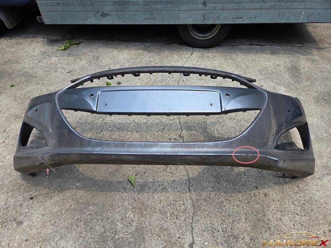 Накладка переднего бампера Hyundai i40 седан (865113Z300, 865503Z300) с 4 отверстиями под датчики, класс D (вмятины, разрывы)