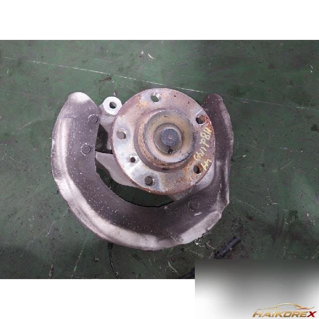 BMW 118d 2014 — передний поворотный кулак левый