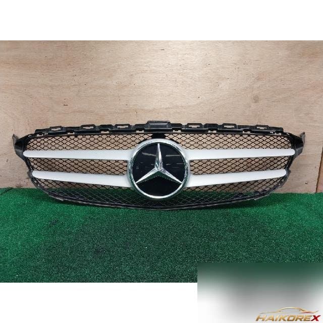 Mercedes-Benz C200 Saloon 2020 — радиатор-решётка передняя