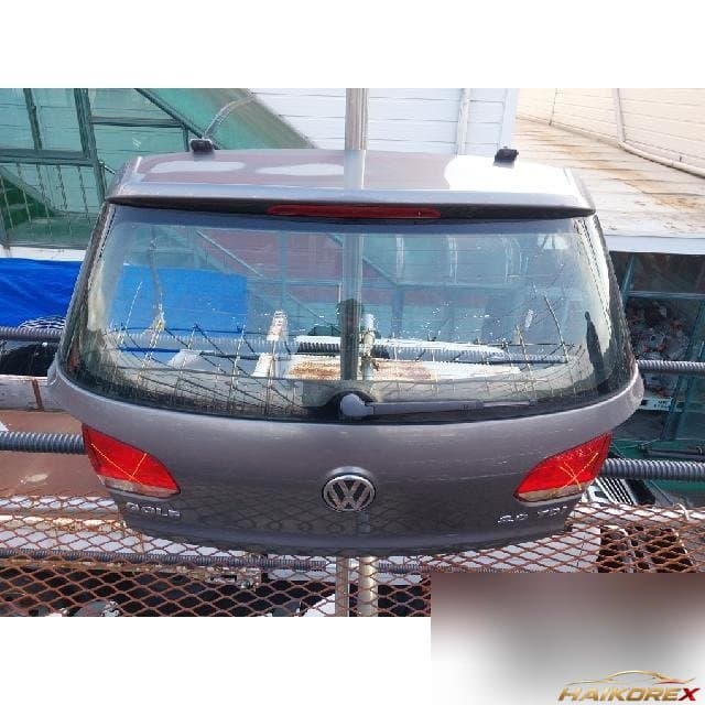 Volkswagen Golf 2.0 TDI 2012 — крышка багажника 5K6827025J