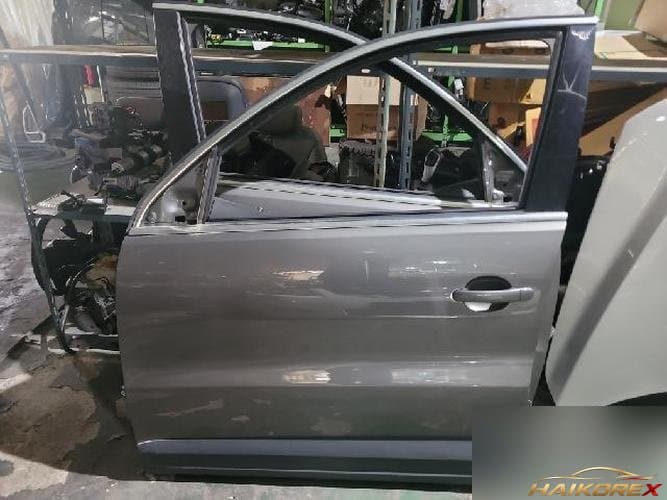 Volkswagen Tiguan 2011 — переднюю дверь левая