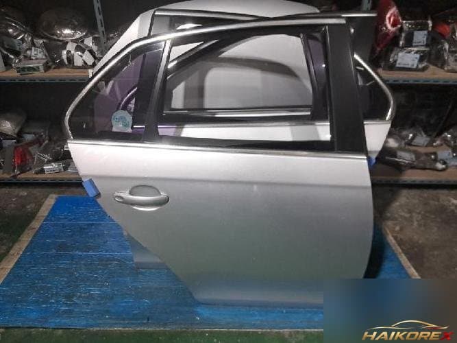 Volkswagen Jetta 2010 — дверь задняя правая