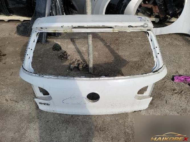 Volkswagen Golf 2010 — крышка багажника