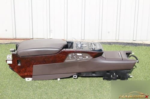Подлокотник второго ряда задний с консолью EQ900 (вентиляция, электропривод, беспроводная зарядка, переключатели)