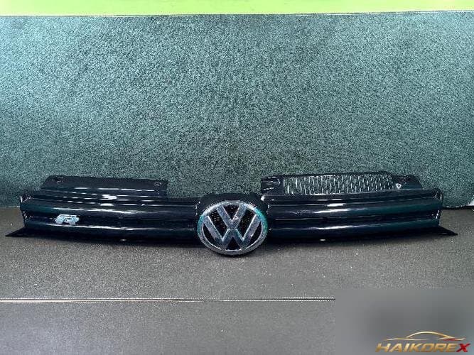 Volkswagen Golf 2012 — решётка радиатора правая