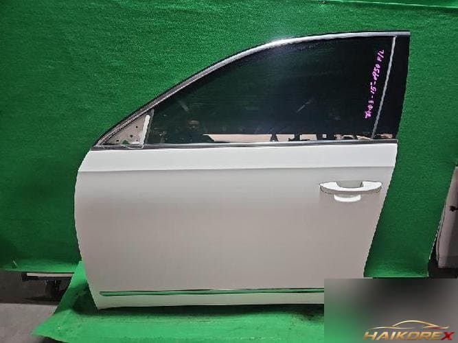 Volkswagen Passat 2015 — передняя дверь левая 561831055B