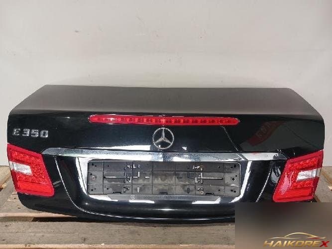Mercedes-Benz E-Class 2011 — крышка багажника