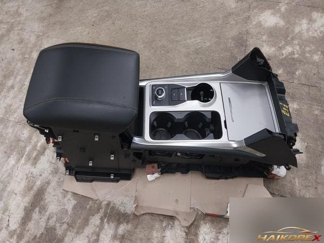 Ford Explorer 2020 — консольный ящик