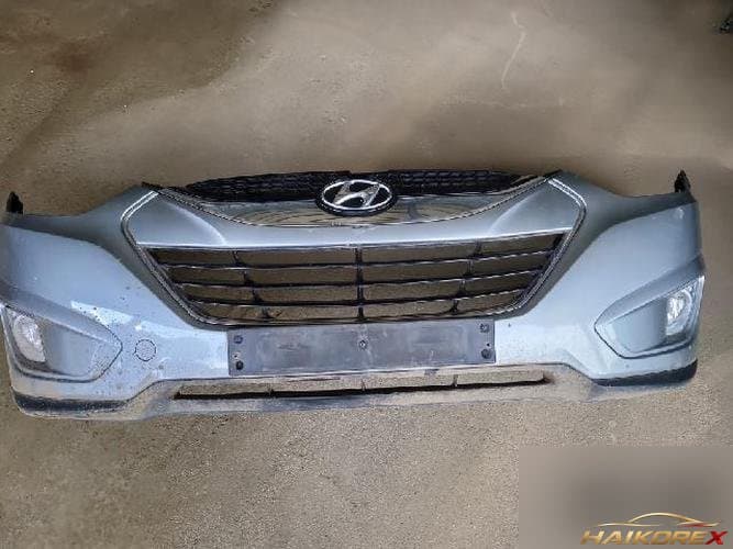Hyundai Tucson 2010 — передний бампер с противотуманными фарами и решёткой