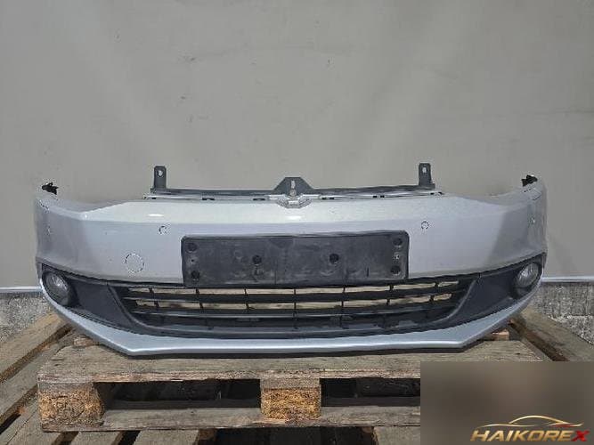 Volkswagen Jetta 2011 — передний бампер