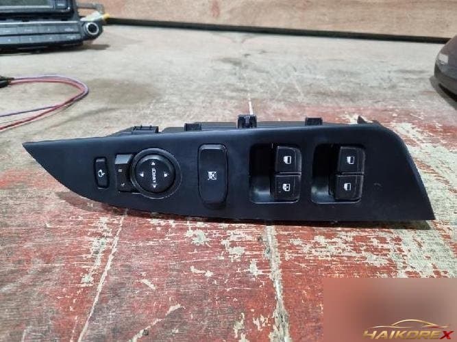 Kia Stonic 2018 — кнопка стеклоподъемника 93570-H8000 2
