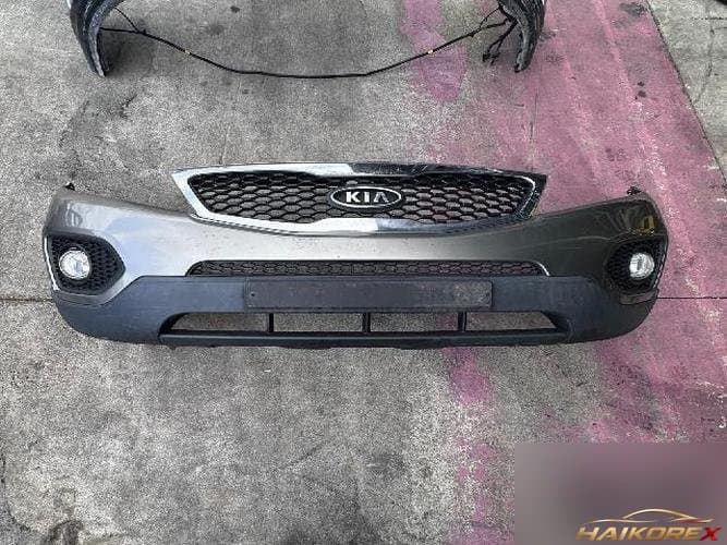 Kia Sorento 2010 — передний бампер серебристый