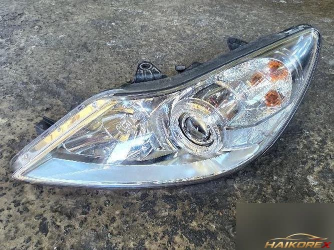Hyundai Genesis 2011 — фара головного света левая (HID)
