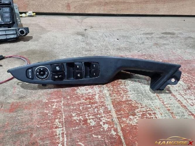 Hyundai i30 2016 — кнопка стеклоподъёмника 93570-A5040