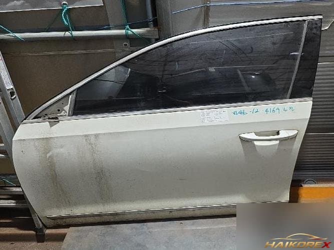 Volkswagen Passat 2012 — передняя дверь левая 561831055B