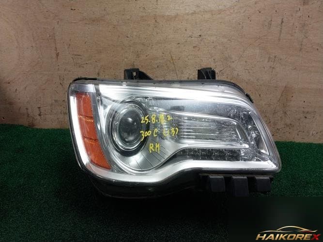Chrysler 300 2013 — фара правая HID 68042154AF
