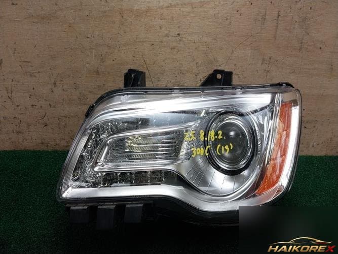 Chrysler 300 2013 — фара левая HID 68042155AG