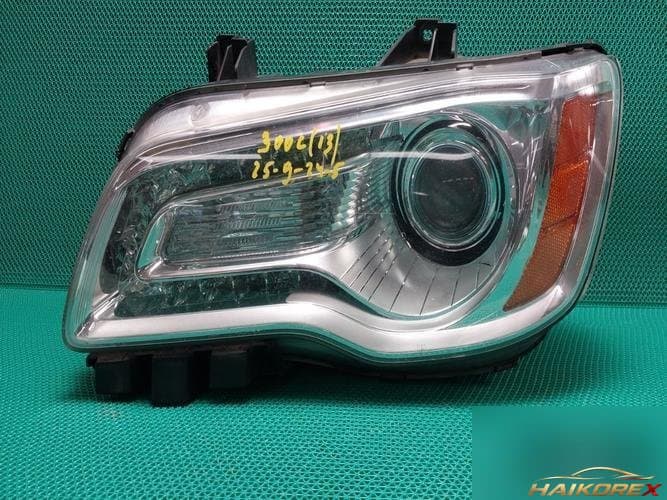 Chrysler 300 2013 — фара левая HID 68042155AF