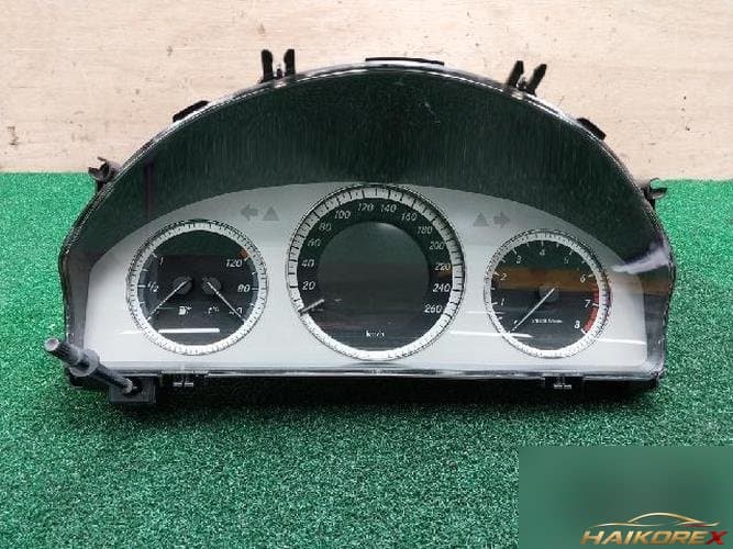 Mercedes-Benz C-Class 2009 — панель приборов A2049003300