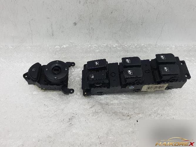 Hyundai Santa Fe 2012 — блок кнопок стеклоподъемника 93570-2B170BS