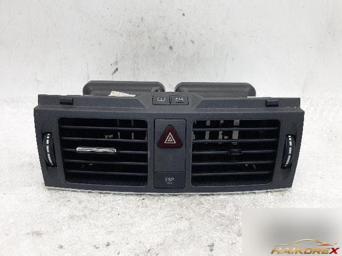 Mercedes-Benz C-класс W204 2010 — центральный дефлектор обдува A204 830 5854 5855