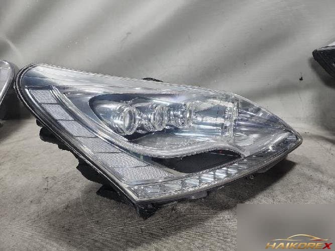Hyundai Equus 2010 — фара передняя правая