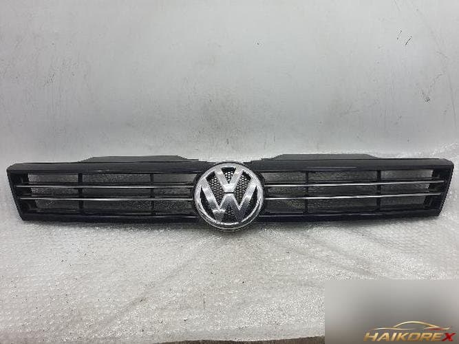 Volkswagen Jetta 2011 — радиаторная решетка