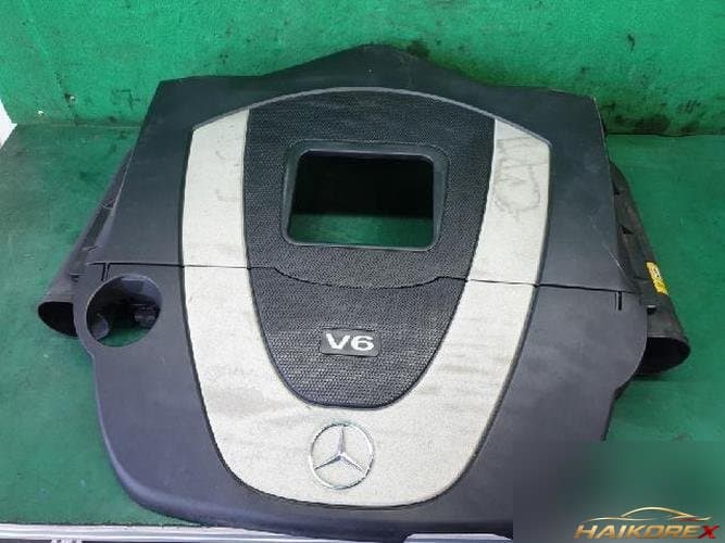 Mercedes-Benz E-Class 2010 — крышка двигателя