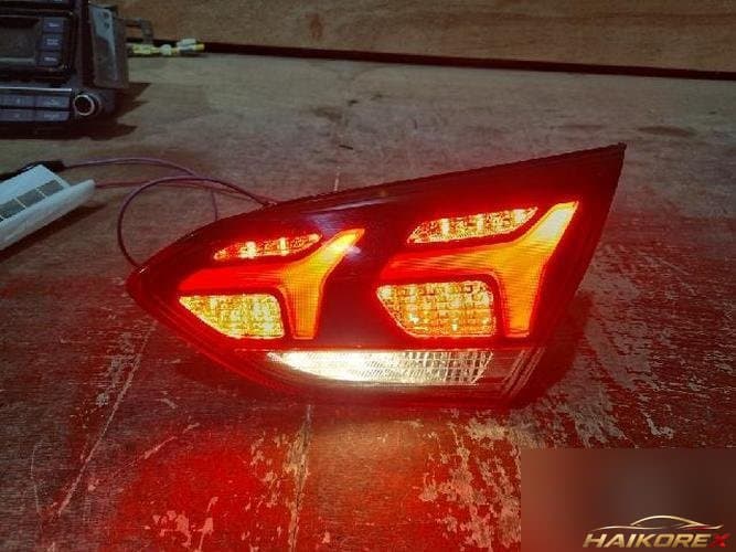 Hyundai Veloster 2018 — задняя фонарь в сборе левый