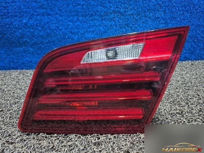 BMW 5 Series 2014 — белый отделочный элемент крышки багажника
