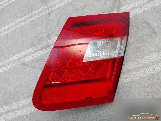 Mercedes-Benz E-Class 2010 — крышка багажника белая
